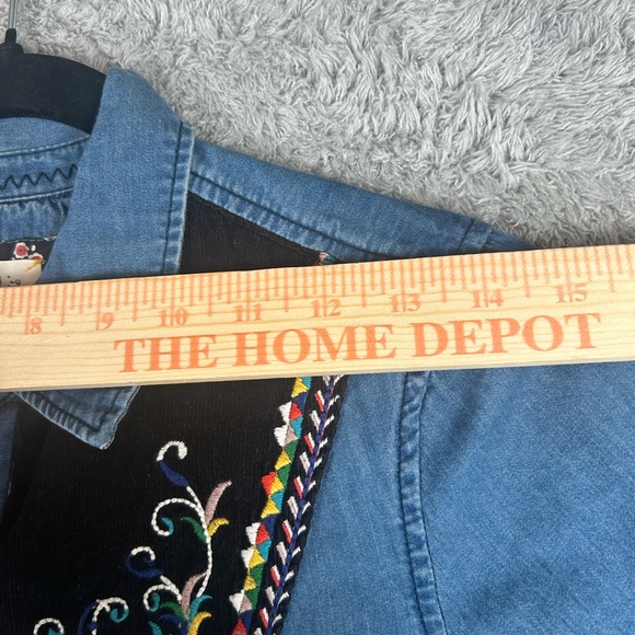 Beautiful!! Holding Horses Embroidered Long Sleeve Denim Shirt Women's, Size 2 - Picture 3 of 14